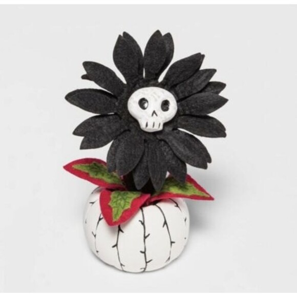Hyde & Eek Creepy Dreadful Daisy Faux  Halloween Succulent  Skull Sold Out - Picture 1 of 3